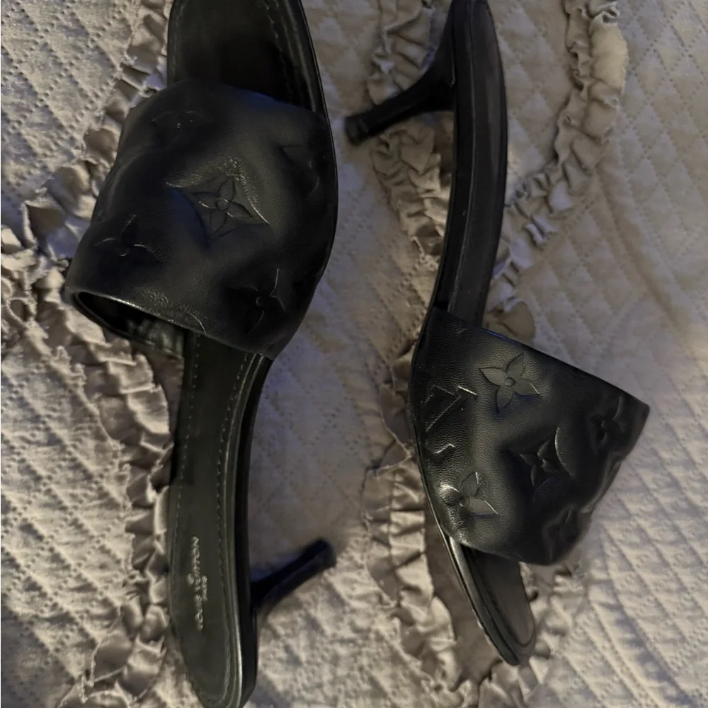 Louis Vuitton Elegant Black Slide Sandals - Picture 2 of 4